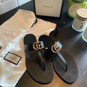 I’m selling Gucci double G sandals